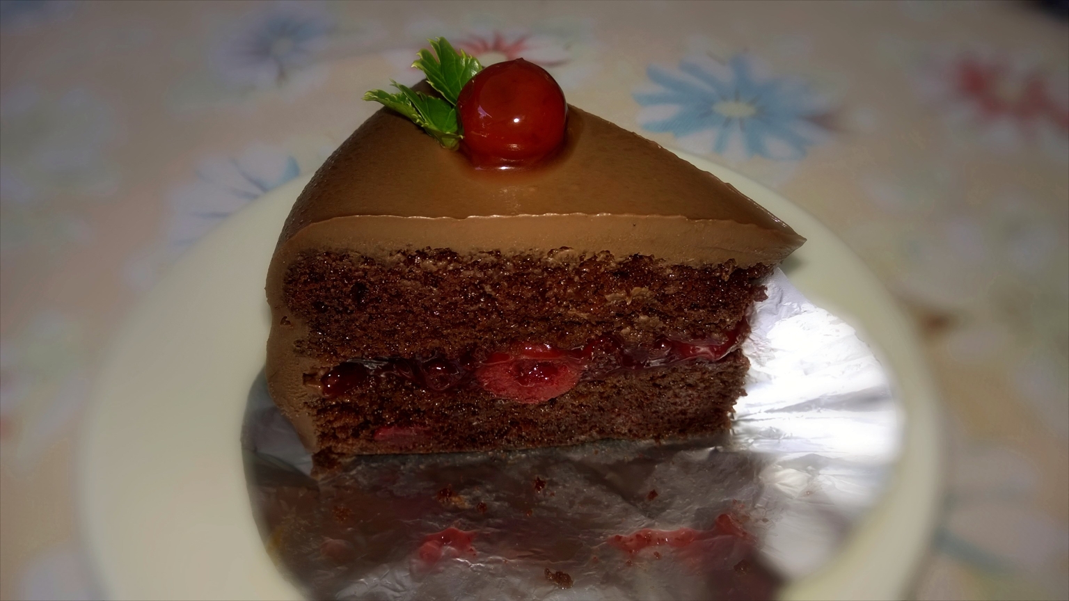 red forest fruit chocolat cake
